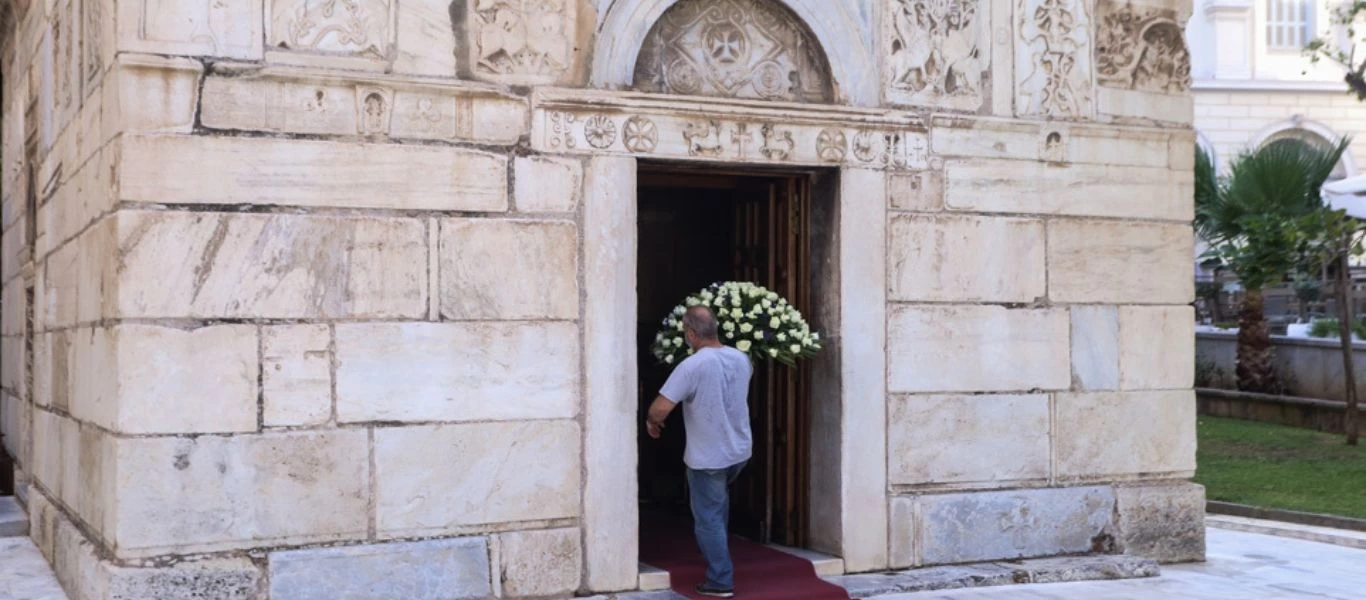 Σε λαϊκό προσκύνημα στη Μητρόπολη Αθηνών η σορός του M.Θεοδωράκη